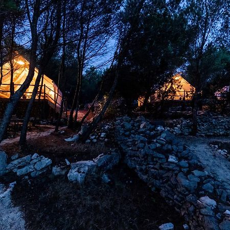 Plage Cachee - Glamping Vrboska Exterior photo