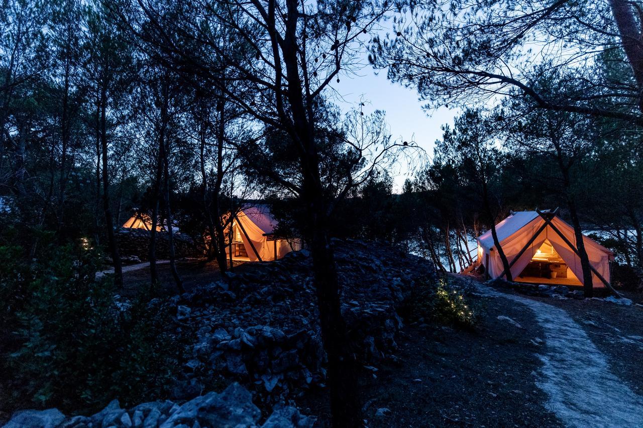 Plage Cachee - Glamping Vrboska Exterior photo
